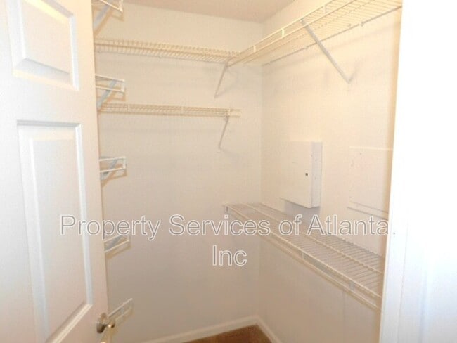 Building Photo - 5559 Glenridge Dr