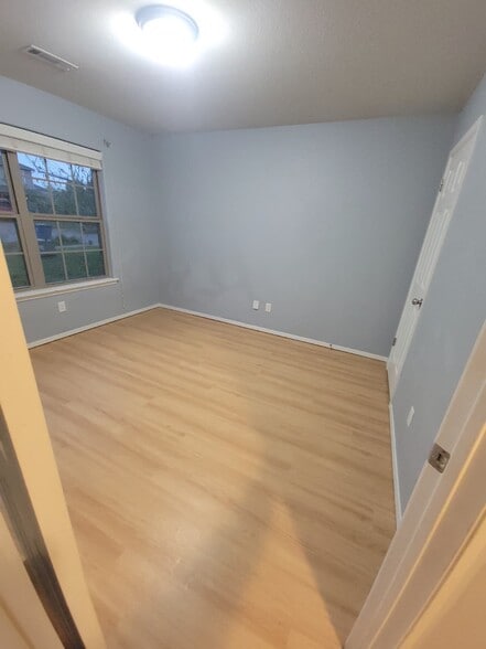 Building Photo - 904 SW Green World St