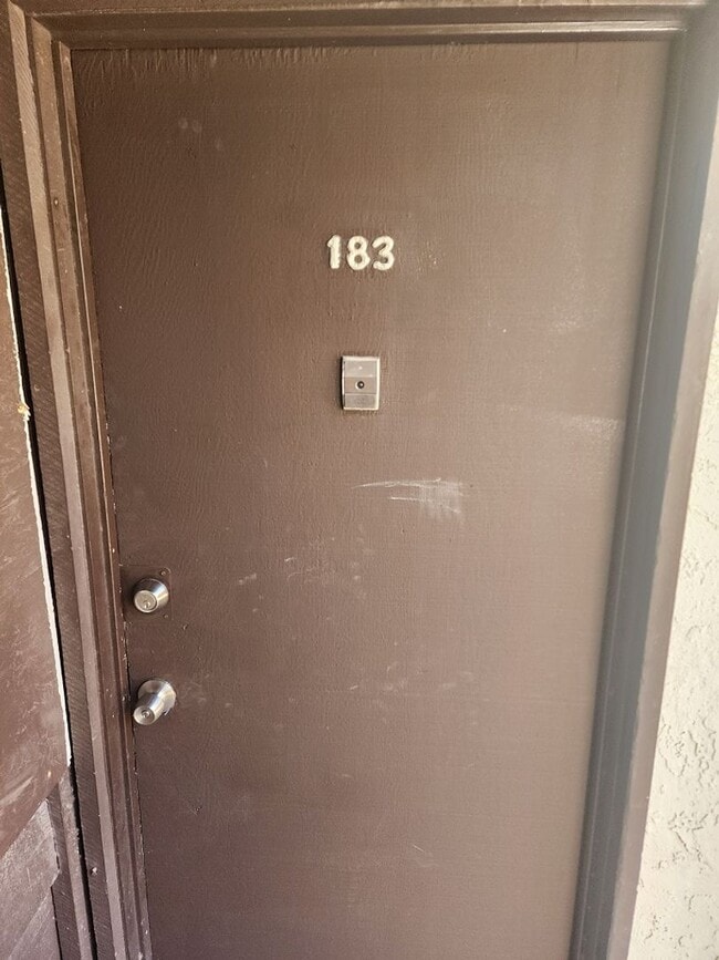 Building Photo - 3 bedroom/ 2 bath condo 1st floor condo