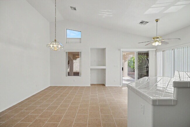 Building Photo - 2054 Cardigan Ave
