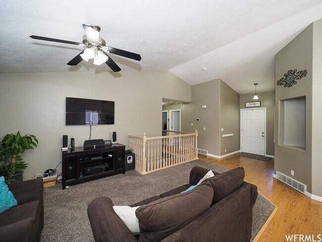 Building Photo - Spacious Rambler w attached 2 car garage!