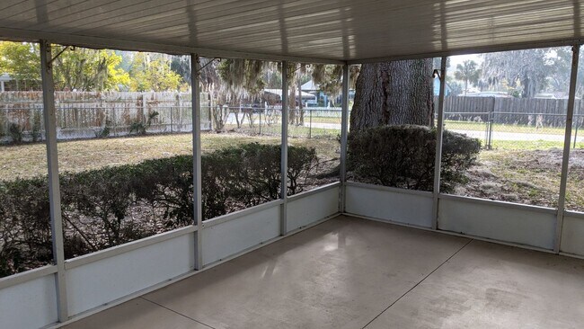 Building Photo - 3 Bedroom 2 Bath in Eustis Fl