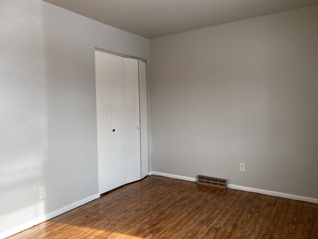 Building Photo - Cozy 3 Bed/1.5 Bath Duplex with Fenced Yard and 1 Car Garage