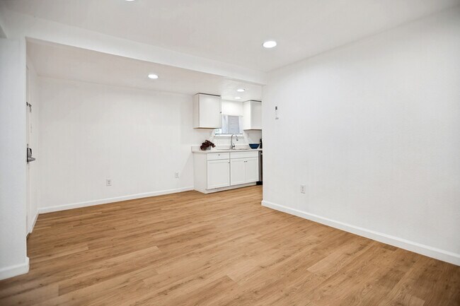 Building Photo - 905 W Abram St