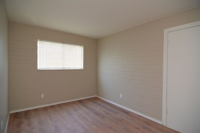 Building Photo - Remodeled 4 Bedroom 2 Bath Duplex! South C...