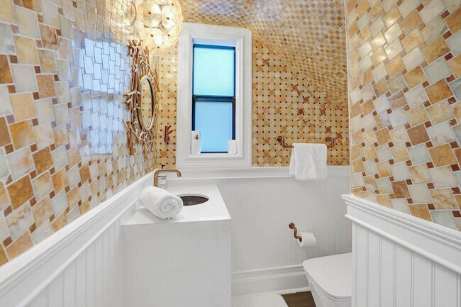 Building Photo - 614 Poinciana Dr