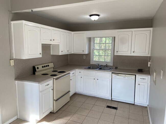 Building Photo - **ON HOLD**Nice East Columbus, GA 3 Bedroo...