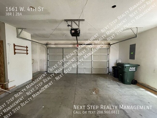 Building Photo - 1661 W 4th St