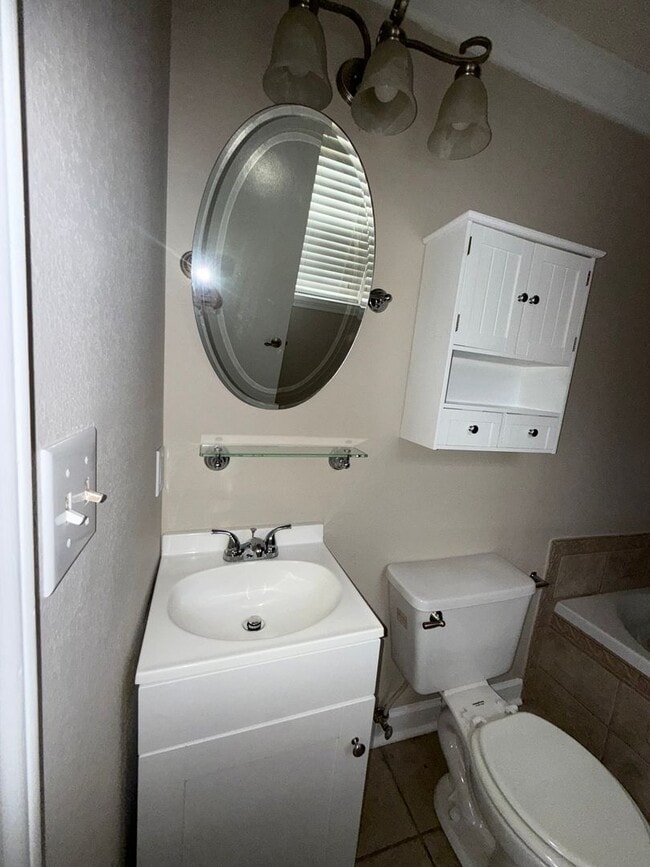 Building Photo - Charming 3-Bed / 2-Bath Home in Muscle Shoals