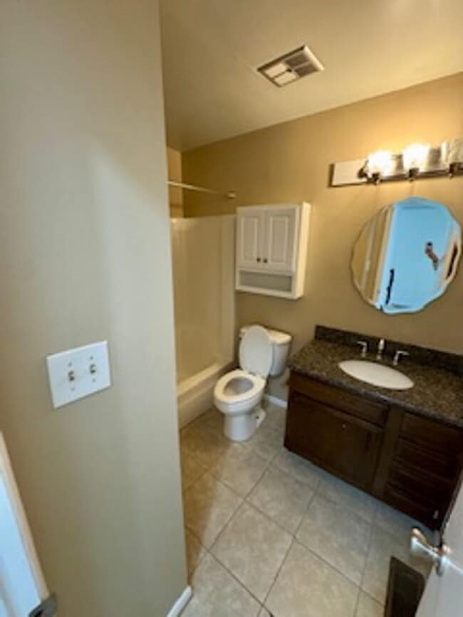 Building Photo - Beautiful 4 Bedroom Townhome