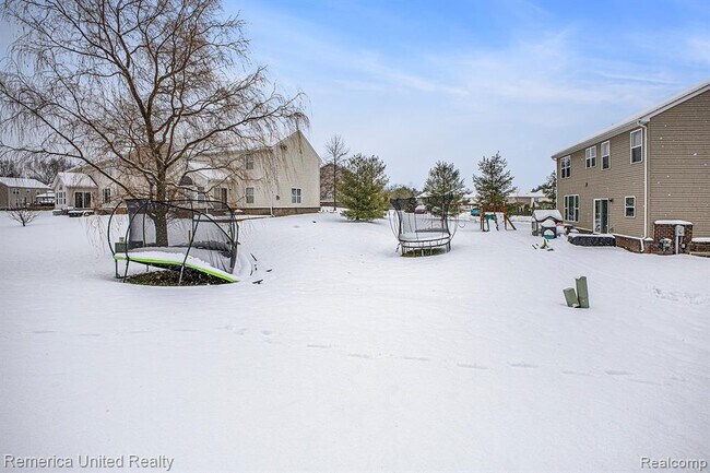 Building Photo - 59696 Twin Pines Dr