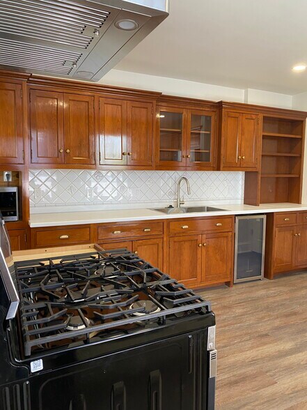 Beautiful kitchen with mini-fridge - 162 Circuit Rd
