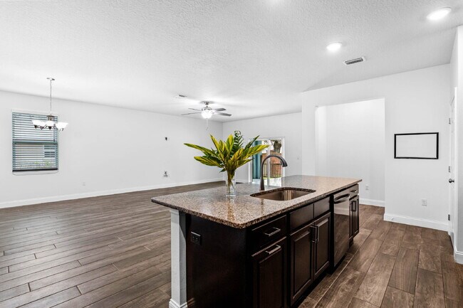 Building Photo - Spacious 4-Bed / 2-Bath Home with 3-Car Garage in Apopka with Modern Touches!
