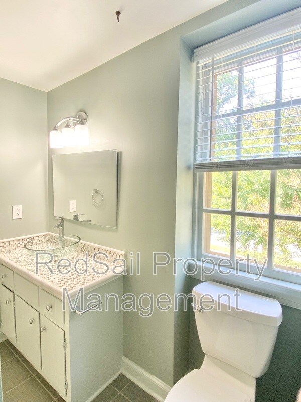 Building Photo - 3928 Oak Dr E