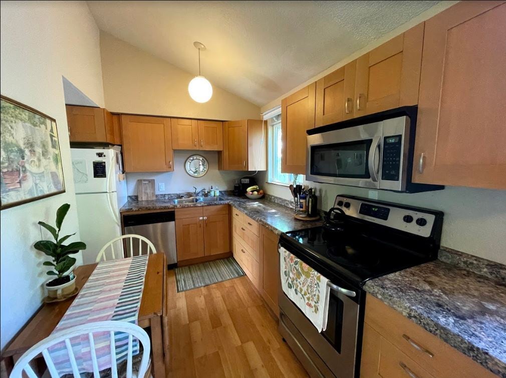 Kitchen - 2527 Superior St