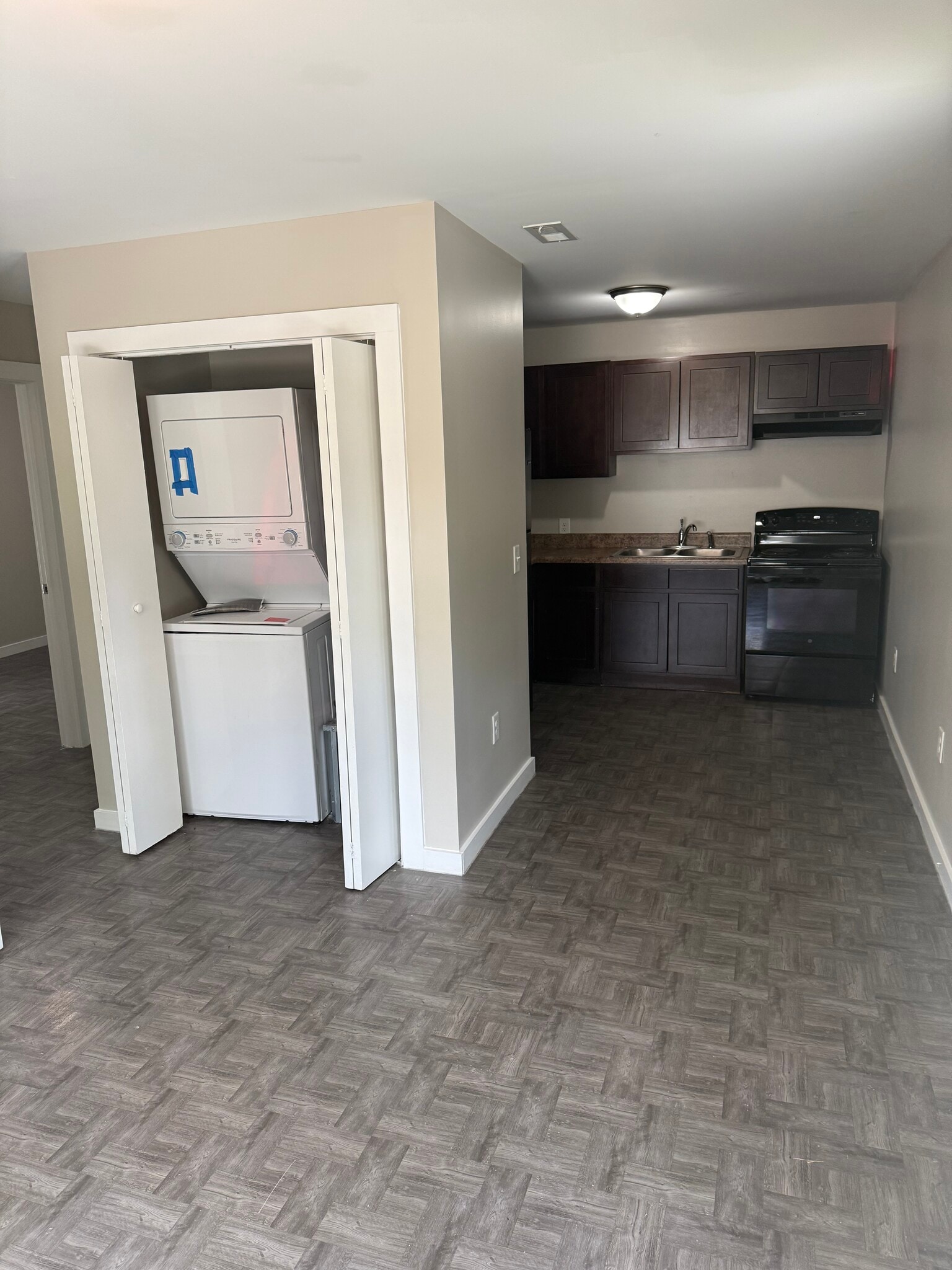 Building Photo - 204 Cude Ln