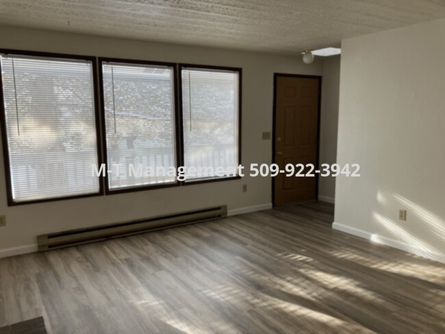 Building Photo - 2 BR/1 Bath Spokane Valley upstairs 4-plex...