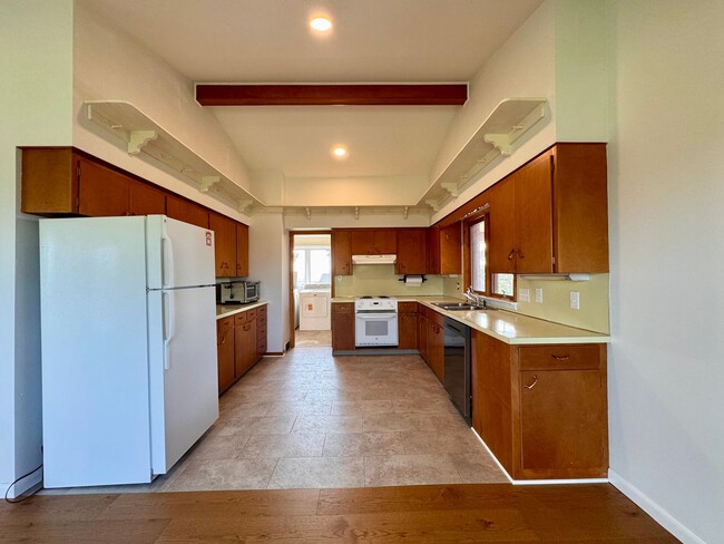 Building Photo - 221 Grandview Dr