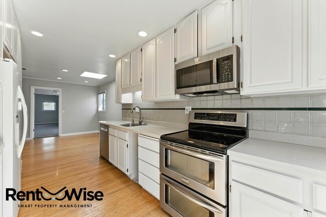 Building Photo - 1121 Killarney Ln