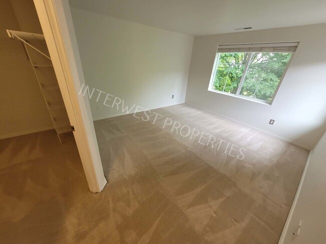Building Photo - Beaverton 3 Bed 2.5ba Beautiful 2 Story Co...