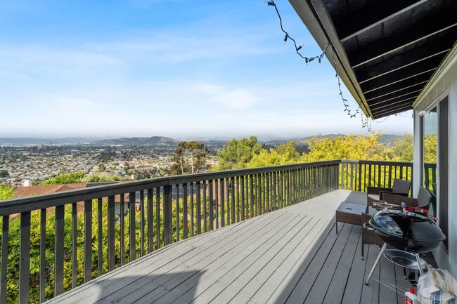 Building Photo - 5048 Bluff Pl