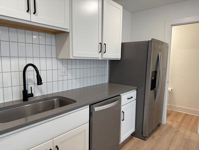 Building Photo - 3 - Level Modern Apartment in East Nashville