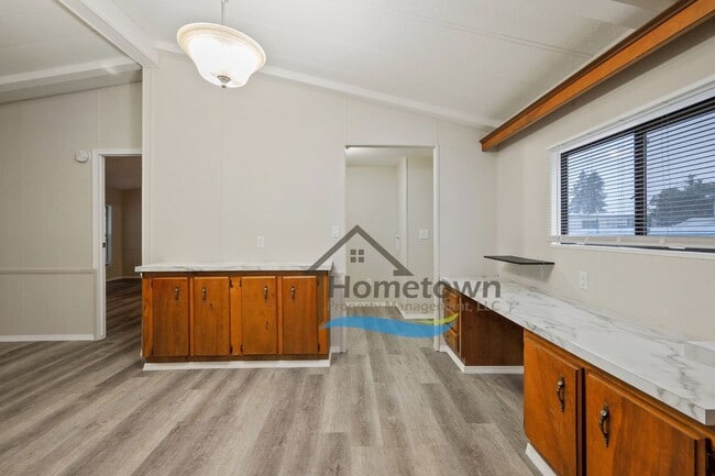 Building Photo - 3 Bedroom 2 Bathroom Home with Carport Available in Coeur d'Alene!