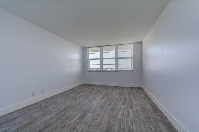 Building Photo - 625 Oaks Dr