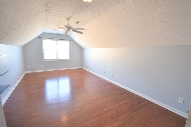 Building Photo - 3 Bedroom 2 Bath with Bonus Rooom