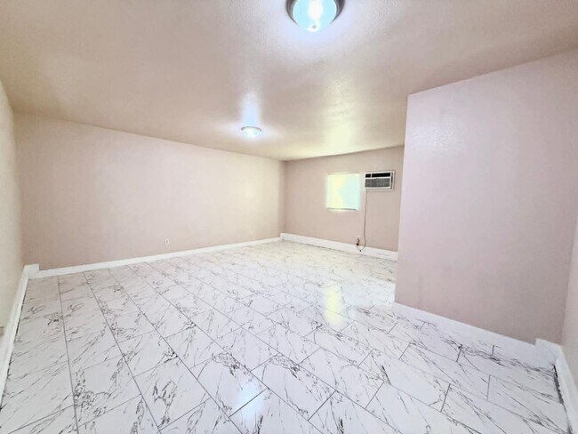 Building Photo - Beautiful single story,3 bedroom 2 bath home in 89142