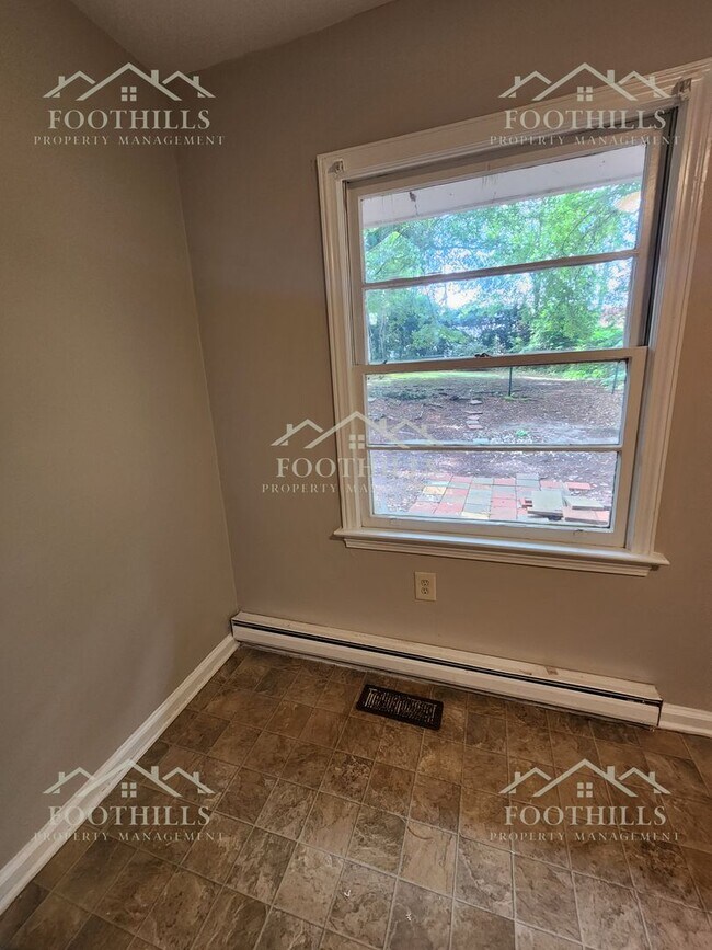 Building Photo - 204 Pine Ln