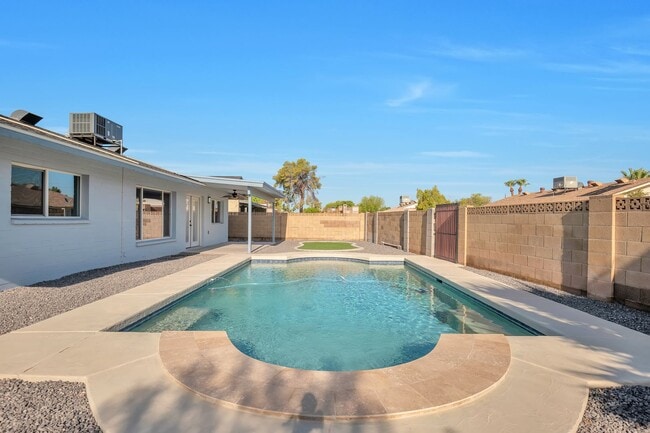 Building Photo - 5 Bedroom, 3 Bath, Pool, Remodeled