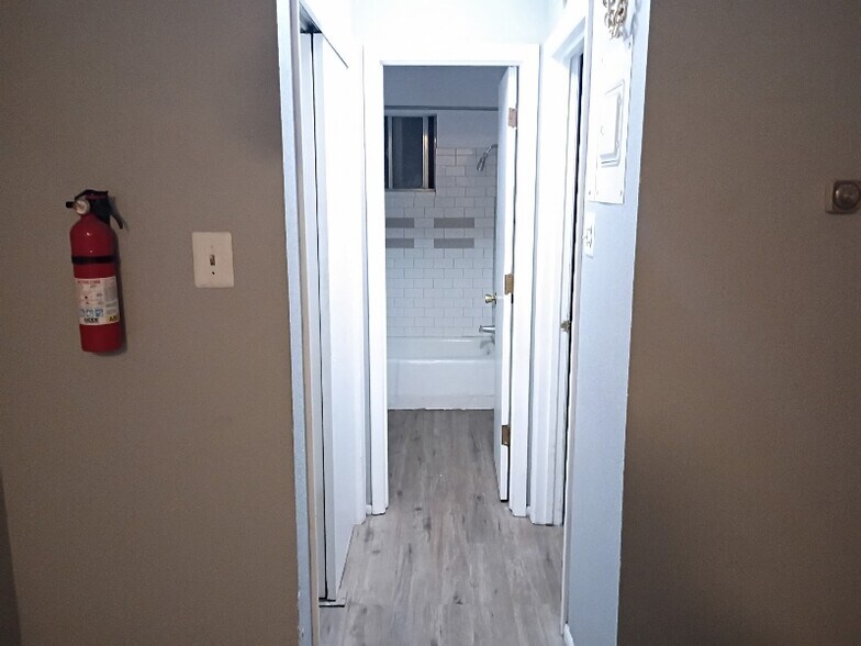 Building Photo - 515 Valencia Dr SE