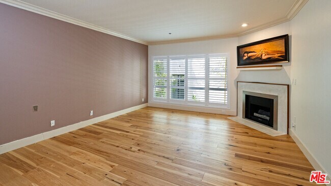 Building Photo - 575 S Barrington Ave