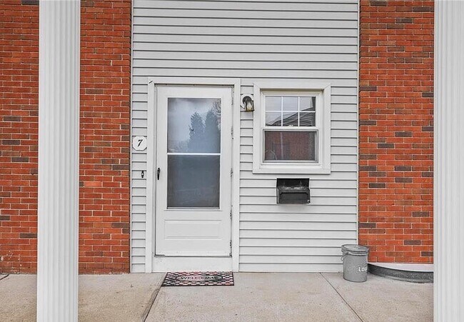 Building Photo - 133 Seemans Ln