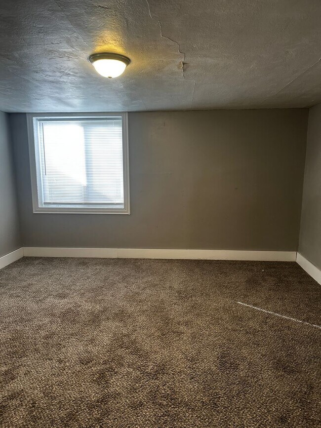 Building Photo - HALF OFF MARCH: Adorable 4 Bedroom UTILITIES INCLUDED!