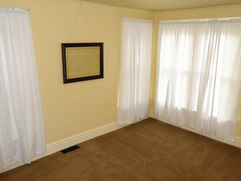 front bedroom, facing front - 30 NE Stanton St