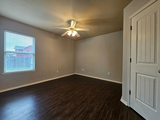 Building Photo - Quaint 3BR/2BA home close to UofA with large fenced yard! Low maintenance vinyl plank flooring!