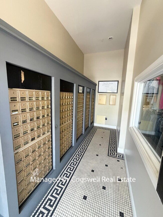 Building Photo - 5005 N Edgewood Dr