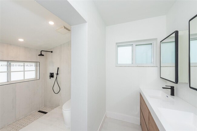 Building Photo - 6520 SW 76th St