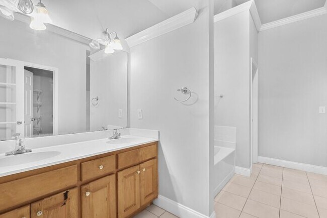 Building Photo - 510 MacLand Dr