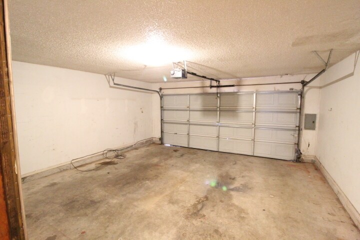 Building Photo - 13733 Fairhill Ave