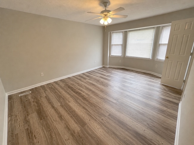 Building Photo - NOW LEASING FOR AUGUST OR JULY 2026! 1/2 DEPOSIT SPECIAL