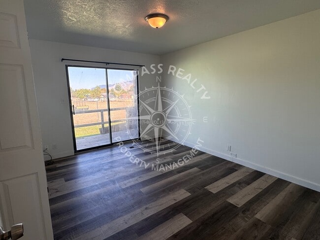 Building Photo - 256 S 400 W