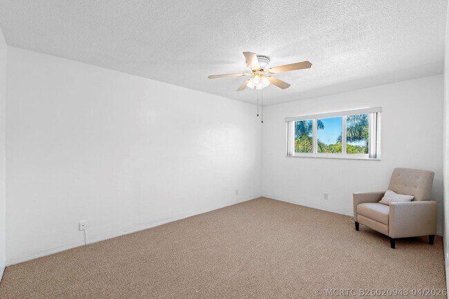 Building Photo - 581 Blue Heron Dr