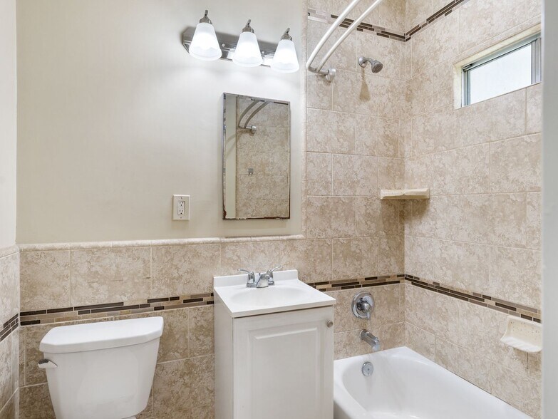 Building Photo - 1324 N Peterson Ave