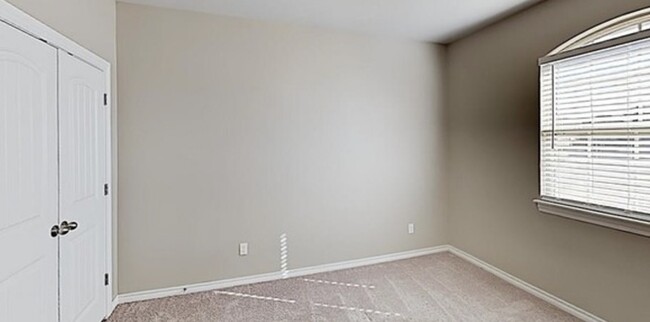 Building Photo - Gorgeous 4 bed, 3 bath