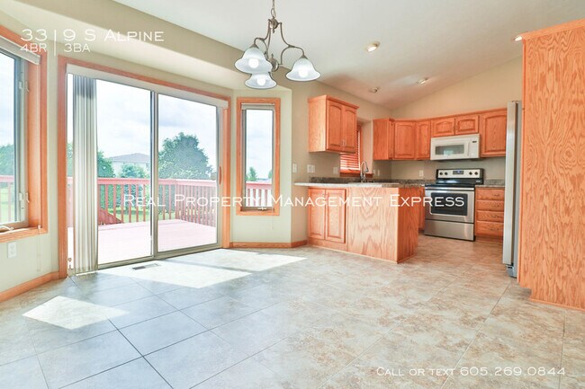Building Photo - Perfect 4 bedroom 3 bathroom home 2200 sq ft!