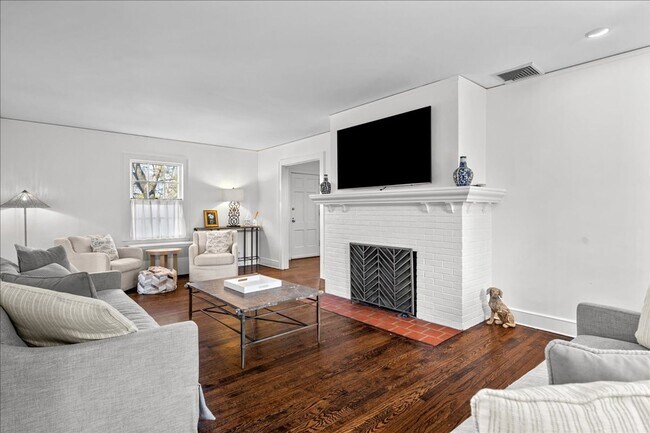 Building Photo - Manor Woods 5 Bedroom 2.5 Bathroom Colonial Home