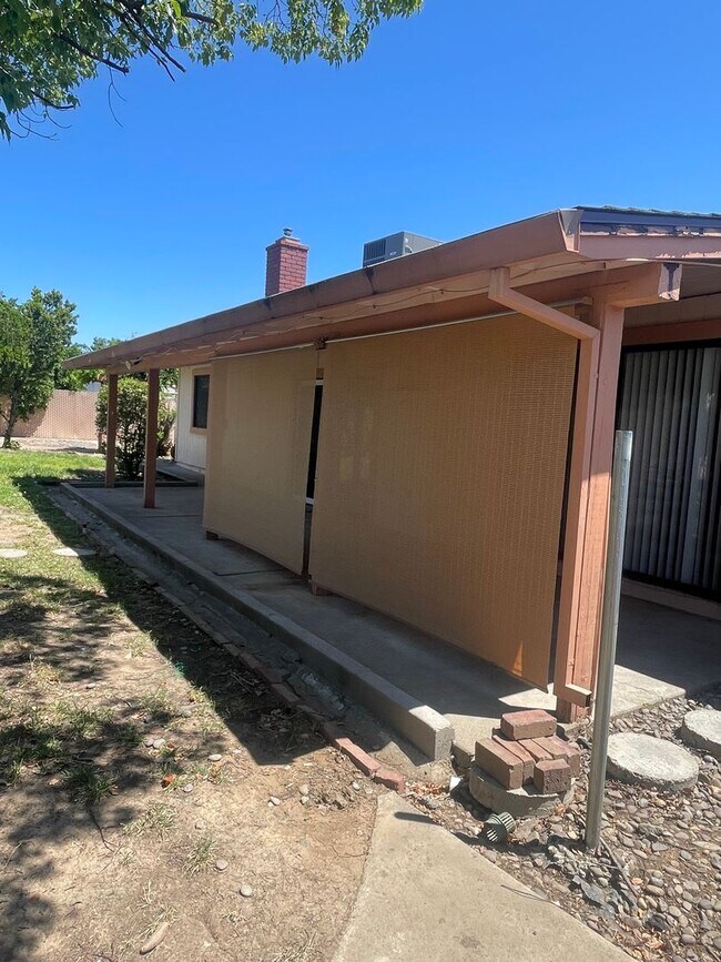 Building Photo - SPACIOUS 3 BED 2 BATH WITH A FAMILY ROOM A...